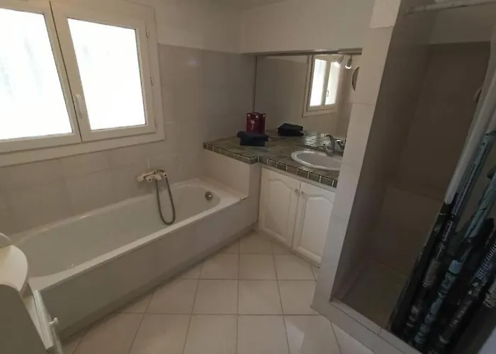 A Louer Rez De Maison Dans Quartier Apartmán Saint-Raphaël